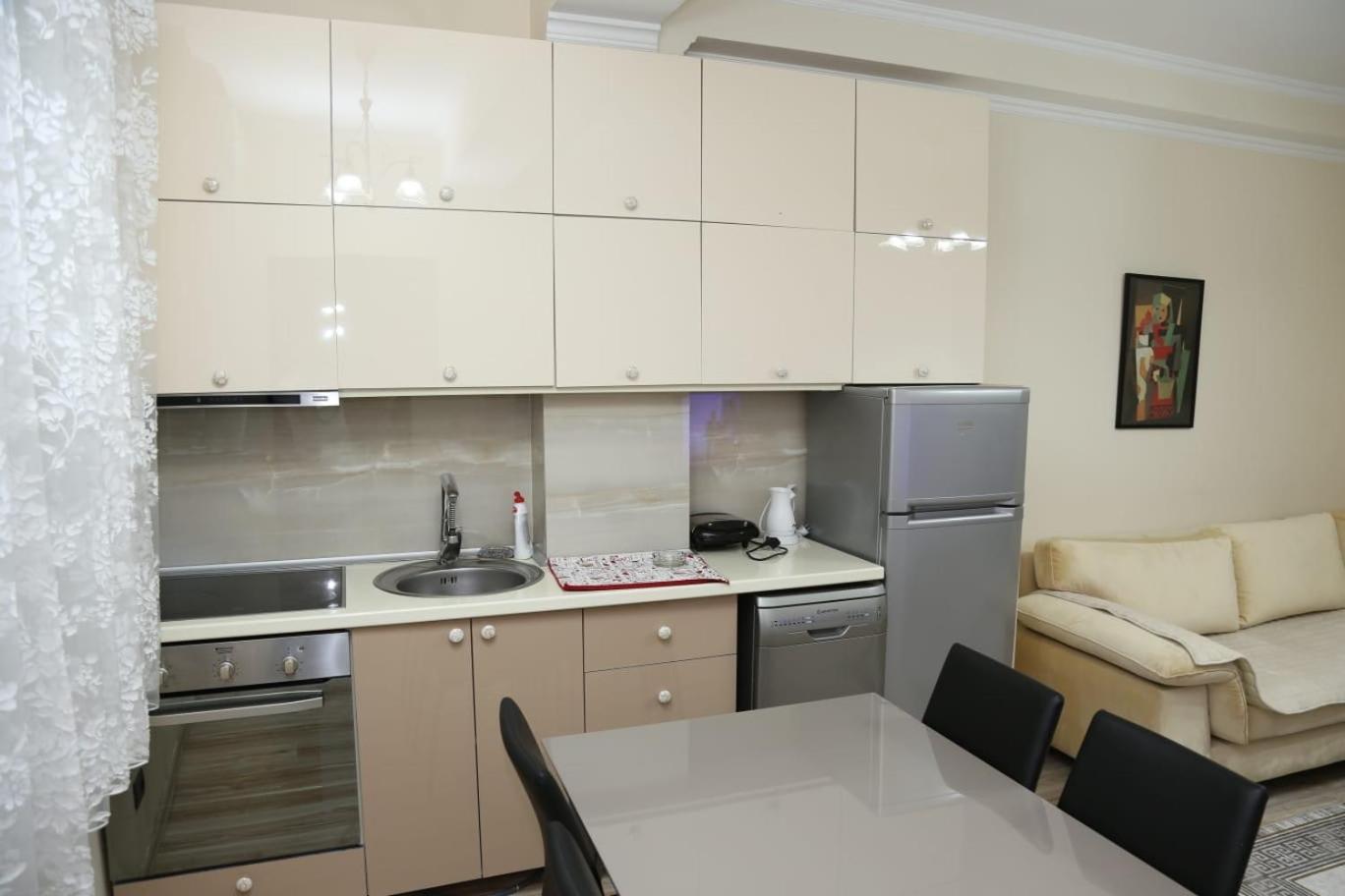 Ergi'S Host Apartment Тирана Экстерьер фото